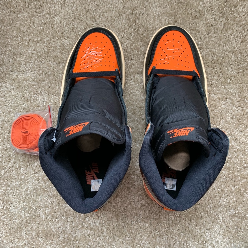 *SOLD* Air Jordan 1 Retro High OG Sneakers - Picture 6 of 8